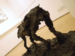 'Cráneo andando' es una de las obras que forman parte de la muestra presentada en la exhibición. EFE  /
