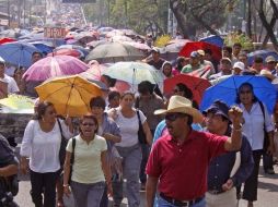 Integrantes de la sección 22 del SNTE marchan en Oaxaca previo al plantón indefinido en el zócalo. EL UNIVERSAL  /