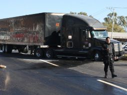 Para dificultar la llegada de fuerzas policiales, algunas rutas fueron bloqueadas con vehículos. ARCHIVO  /