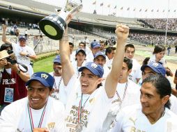 Los jugadores de Pumas celebran su triunfo en la Liguilla. MEXSPORT  /