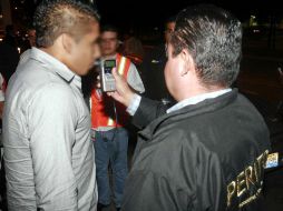 La ley antiborrachos entró en vigor en septiembre pasado, por lo que se reforzó la aplicación del alcoholímetro. E. PACHECO  /