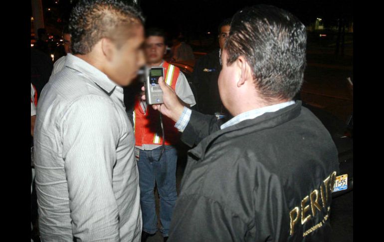 La ley antiborrachos entró en vigor en septiembre pasado, por lo que se reforzó la aplicación del alcoholímetro. E. PACHECO  /