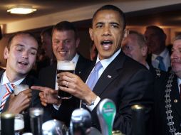 El presidente disfuta de una cerveza en su visita a Irlanda. AP  /