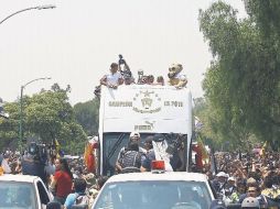 El camión que transporta a los jugadores de Pumas, se abre paso ante gran cantidad de aficionados, durante el festejo en CU. MEXSPORT  /