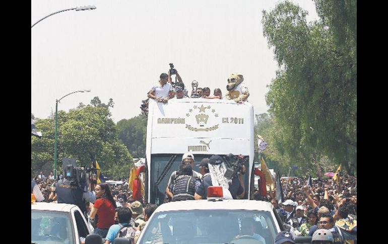 El camión que transporta a los jugadores de Pumas, se abre paso ante gran cantidad de aficionados, durante el festejo en CU. MEXSPORT  /