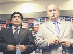 Diego Maradona y Julio Grondona (der.) han recrudecido una vieja disputa que mantienen. AP  /