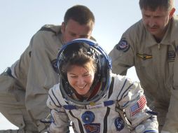 El equipo de rescate de la Agencia Espacial rusa ayuda a la astronauta Cady Coleman a bajar de la cápsula. EFE  /