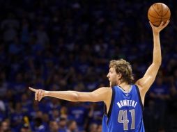 Dirk Nowitzki siguió brillando con luz propia para ser de nuevo el líder que guió a los Mavericks de Dallas a ganar. AP  /