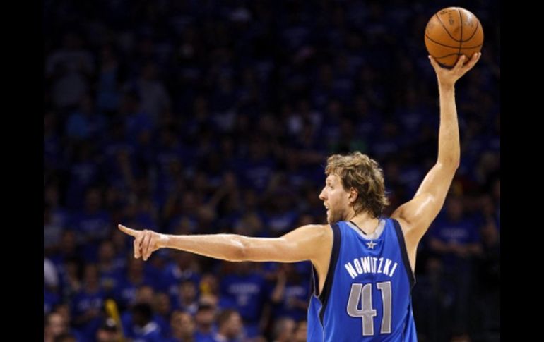 Dirk Nowitzki siguió brillando con luz propia para ser de nuevo el líder que guió a los Mavericks de Dallas a ganar. AP  /