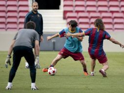 Messi disputa un balón ante Puyol en una práctica del club culé. EFE  /