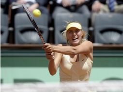 La tenista rusa Maria Sharapova devuelve la bola a la croata Mirjana Lucic durante la primera ronda del Torneo de Roland Garros. EFE  /