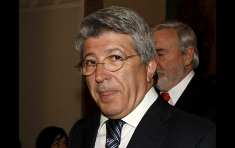 El presidente del Atlético de Madrid, Enrique Cerezo descarta totalmente una posible venta de 'Kun'. EFE  /
