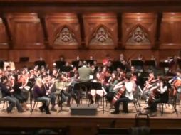 La orquesta está integrada por aproximadamente cien músicos. ESPECIAL  /