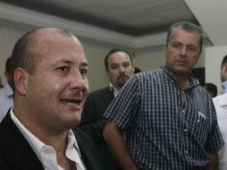 El líder estatal Roberto López convocó a una rueda de prensa para minimizar la postura emitida por Enrique Alfaro (i). M. FREYRÍA  /