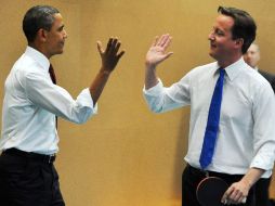 El presidente de EU, Barack Obama y el primer ministro británico, David Cameron, hicieron un espacio en para jugar ping-pong. AFP  /