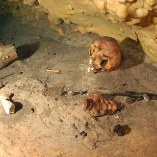 Descubren ofrenda mortuoria en cenote de Chichén Itzá