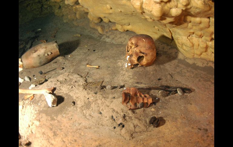 Una ofrenda mortuoria integrada por huesos humanos, vasijas de cerámica, cuentas de jade y concha. EL UNIVERSAL  /