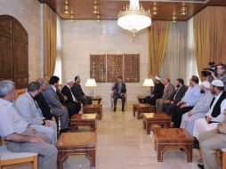 El presidente de Siria Bashar Assad se reúne con miembros del clero de la provincia sureña de Daraa en Damasco. EFE  /