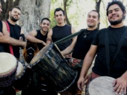 Sus vestimentas atraen las miradas de los transeúntes.  /