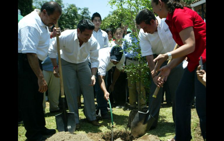 Los alcaldes Aristóteles Sandoval y Miguel Castro encabezaron el arranque del programa en la Zona de Miravalle. A. HINOJOSA  /