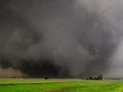Al menos cuatro personas fallecieron por una serie de tornados que azotaron el martes a Oklahoma, Estados Unidos. AP  /