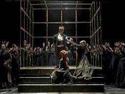 Una gran jaula dorada envuelve a Macbeth y a su esposa, una luz atraviesa de pronto diagonalmente el escenario.EFE  /