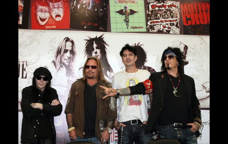 Los miembros de la banda Mick Mars (i), Vince Neil (2i), Tommy Lee (2d), y Nikki Sixx (d), posan para la fotografía. EFE  /