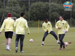 Javier Hernández trabaja al parejo del equipo para el duelo final de la Champions League. AP  /