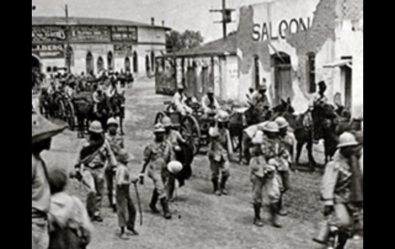 El libro reúne la mirada de quienes a través de sus lentes revelan diversas facetas de la sociedad. ESPECIAL  /