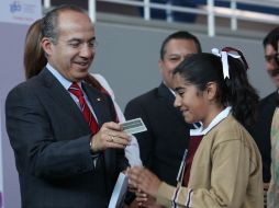 Mientras se resuelve la controversia constitucional, la expedición de la cédula continúa. Calderón entrega una cédula en marzo. NTX  /