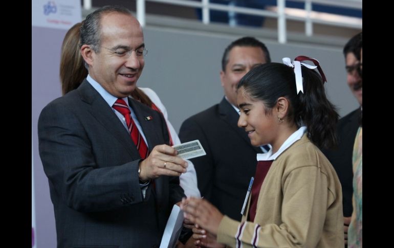 Mientras se resuelve la controversia constitucional, la expedición de la cédula continúa. Calderón entrega una cédula en marzo. NTX  /