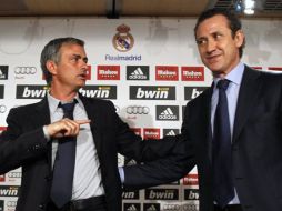 El ex director general del Real Madrid, Jorge Valdano, junto a José Mourinho. EFE  /