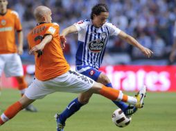 Andrés Guardado (d) disputa un balón con el defensa del Valencia. EFE  /