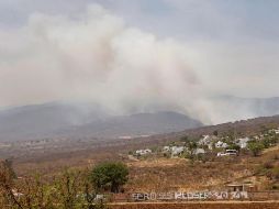 Las humaredas en Cerro Viejo se perciben desde el tramo Sur del Anillo Periférico. S. NÚÑEZ  /