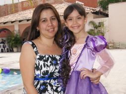 María del Carmen Álvarez del Castillo con su hija, Dana Paola Caruso.  /