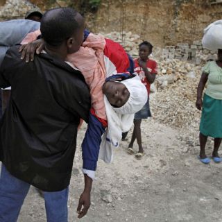 Dominicana limita venta de comida callejera para evitar cólera