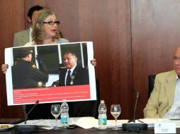 Laura Itzel Castillo muestra la imagen en la que Genaro García Luna recibe el galardón por parte del Gobierno colombiano. EL UNIVERSAL  /