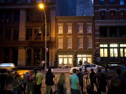 Los medios de comunicación esperan fuera del nuevo hogar del economista, en una lujosa zona de la Gran Manzana. AFP  /