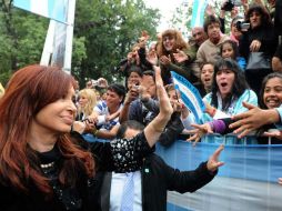 La mandataria argentina saluda a los presentes en la conmemoración del 201 aniversario de la Revolución de Mayo. EFE  /