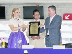 Angélica Fuentes y Jorge Vergara reciben reconocimiento que premia al Estadio Omnilife. E. PACHECO  /