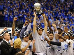 El alemán Dirk Nowitzki alza el trofeo mientras celebra con sus compañeros. EFE  /