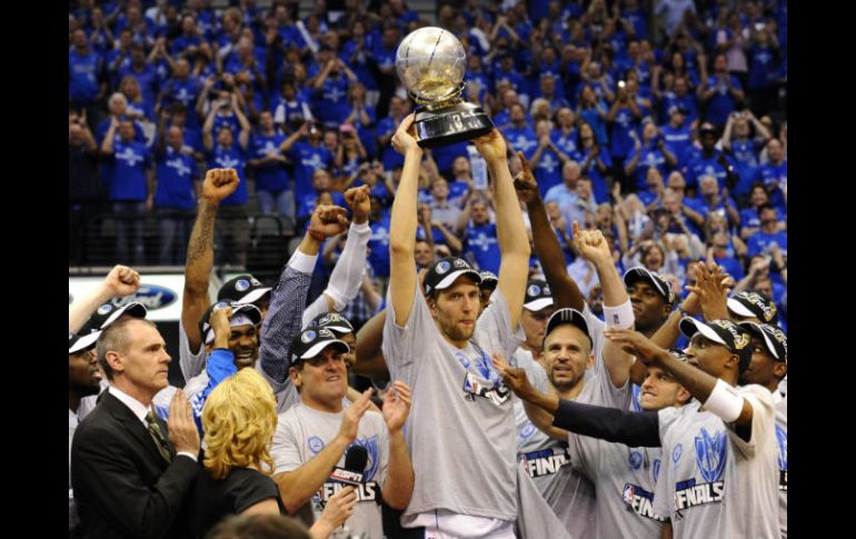 El alemán Dirk Nowitzki alza el trofeo mientras celebra con sus compañeros. EFE  /