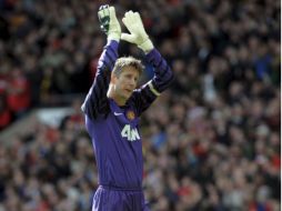 Edwin van der Sar se despidió de su afición en el Old Trafford en el último encuentro de la Liga Premier. EFE  /