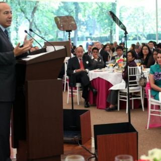 Calderón llama a lograr un cambio en el 'ánimo nacional'