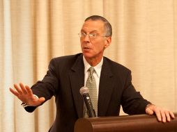 ARCHIVOSe condecoró con la Orden del Águila Azteca al vicepresidente de la Reserva Federal de Nueva York, Terrence J. Checki. ARCHIVO  /