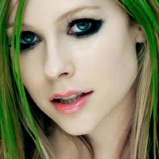 Avril Lavigne estrena el video de ''Smile''
