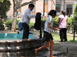 Estudiantes se refrescan en fuentes de las plazas públicas de San Luis Potosí. EL UNIVERSAL  /
