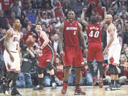 LeBron James (6) celebra luego de que Miami ganó el quinto partido a los Bulls, para finiquitar la serie 4-1. AP  /
