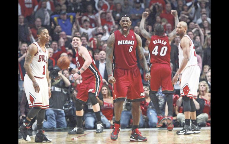 LeBron James (6) celebra luego de que Miami ganó el quinto partido a los Bulls, para finiquitar la serie 4-1. AP  /
