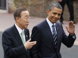 Obama saluda mientras camina con Ban Ki-moon, en la Cumbre del G-8 en Deauville. REUTERS  /